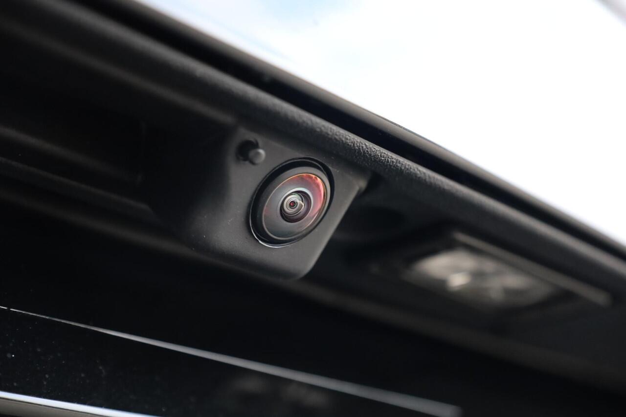 Volkswagen T-Roc 1.5 eTsi R-Line First Edition 150PK / 110kW LED Matrix IQ.Light, 360° rondomzichtcamera, panoramisch schuif- kanteldak, elektr. bedienbaar, verwarmbare voorstoelen + achterbank, high end audio 'Harman Kadon', dodehoekdetectie (Side Assist), head-up displa