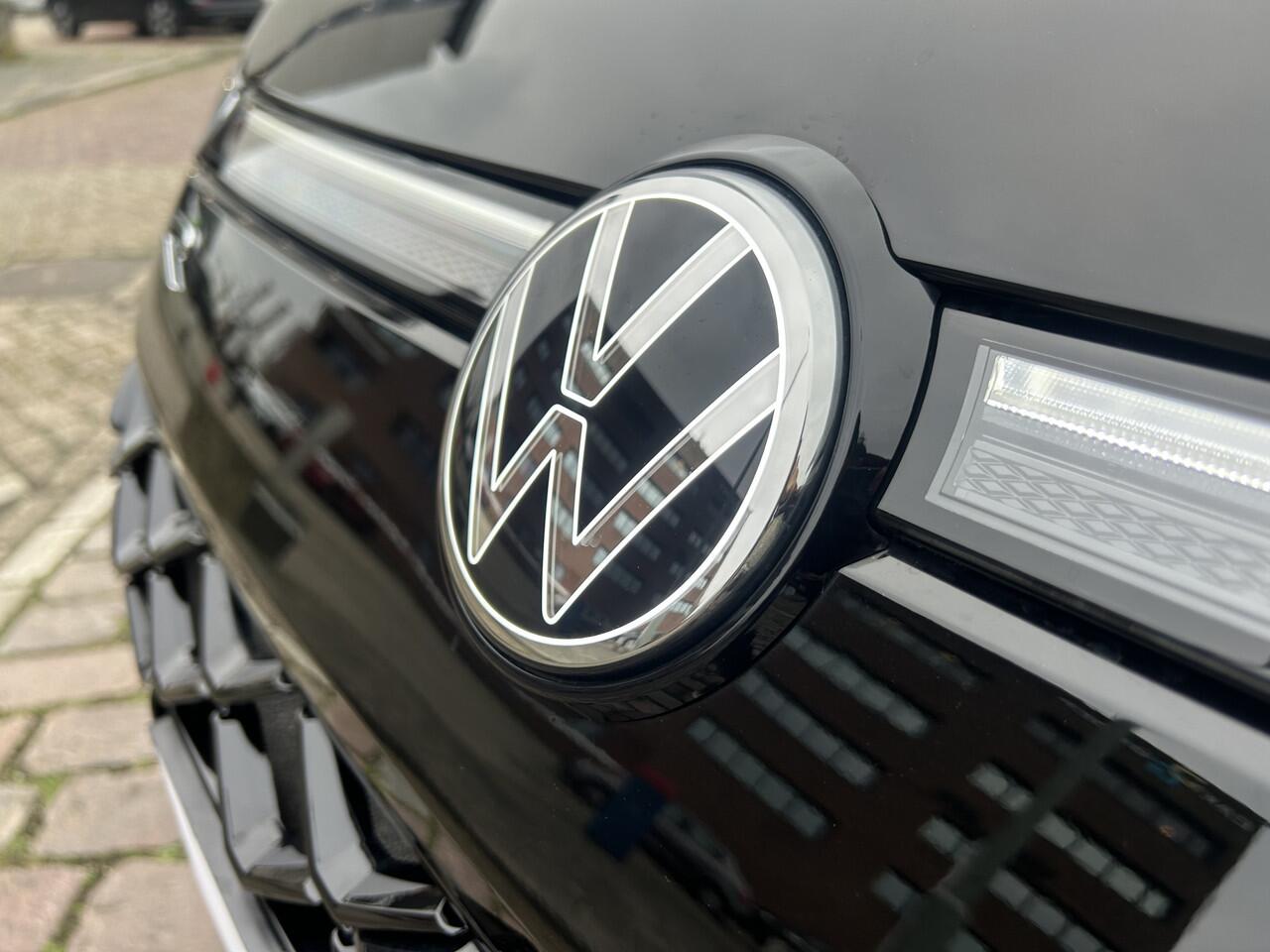 Volkswagen T-Roc 1.5 eTsi R-Line First Edition | Velgen 'Calgary', 20 inch | Achterklep elektrisch bedienbaar | Black Style Pakket