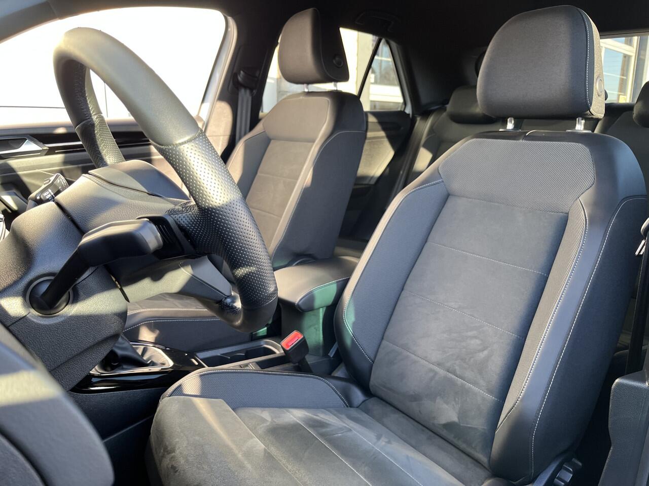 Volkswagen T-Roc 1.5 TSI R-Line / AUTOMAAT/ FABRIEKSGARANTIE T/M 2-2027/ TREKHAAK AFNEEMBAAR/ ALCANTARA/ ADAPT. CRUISE/ APP-CONNECT/ NAVI/ MATRIX/ RIJ-MODI/ PARK. SENSOREN + CAMERA/ STOEL VERWARM.