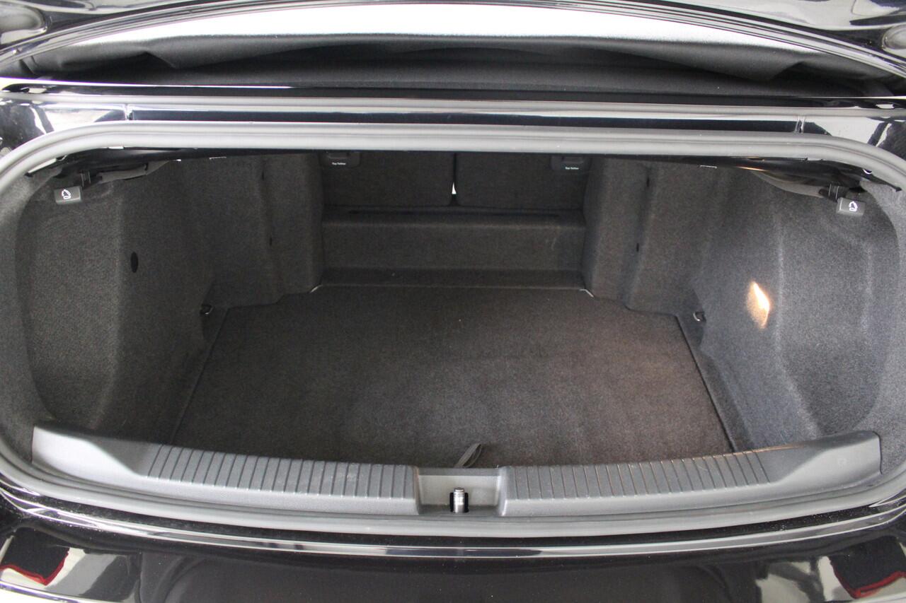 Volkswagen T-Roc Cabrio 1.5 TSI R-Line Blackstyle Navigatie | Camera | Trekhaak | 18" Grange Hill Zwart