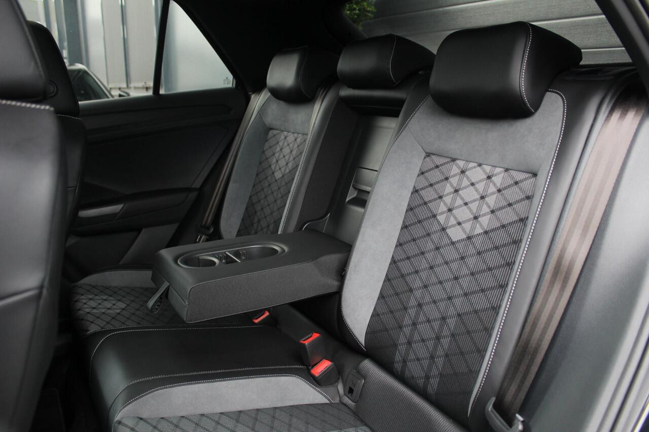Volkswagen T-Roc 1.0 TSI R-Line Business | Panorama dak | IQ.Light | 19 Inch | R Stoelen
