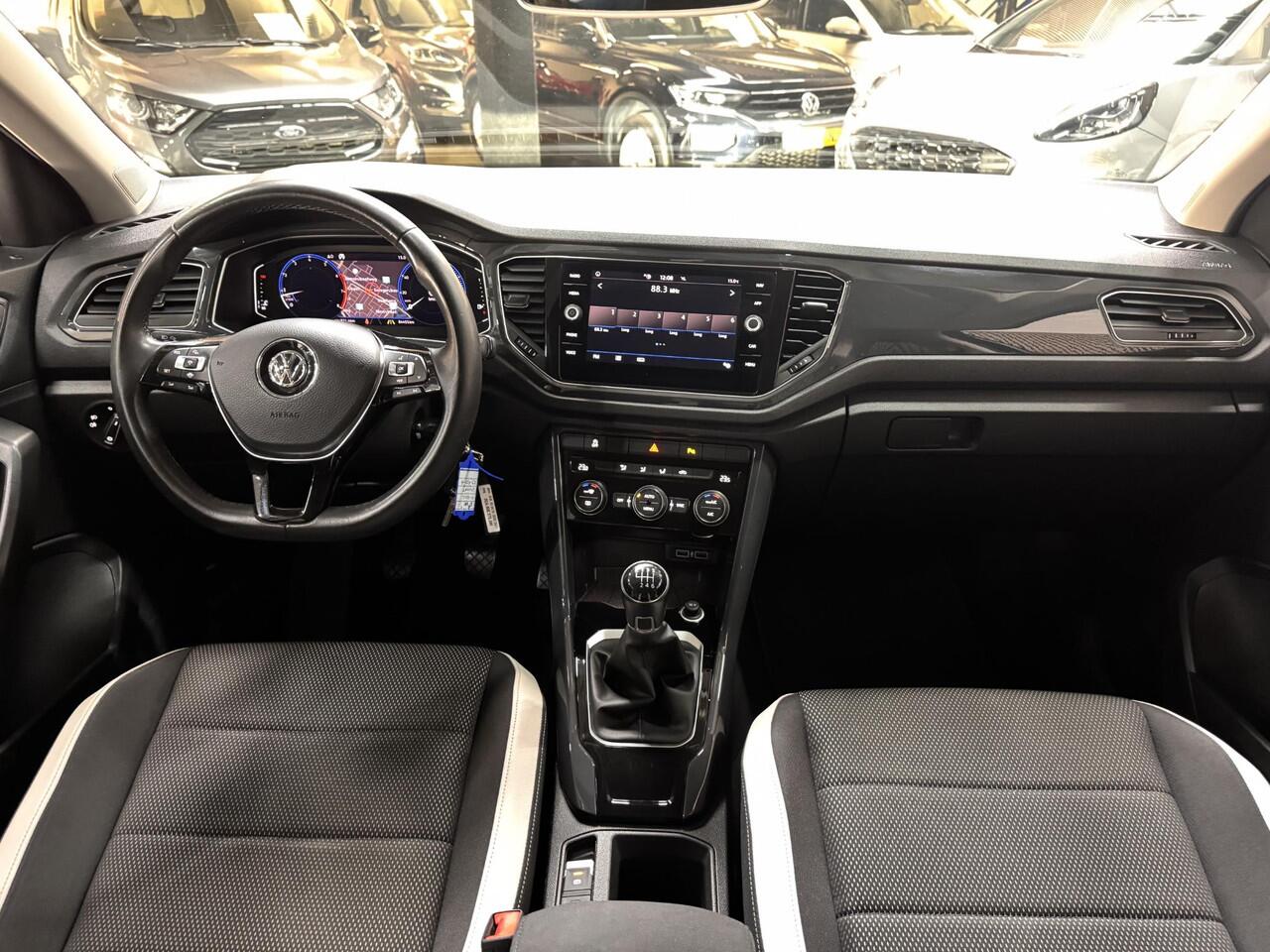 Volkswagen T-Roc 1.5 TSI 150pk Style Half Leer Navi Digi Dash Parkeersensoren Privacy Glass Dealeronderhouden