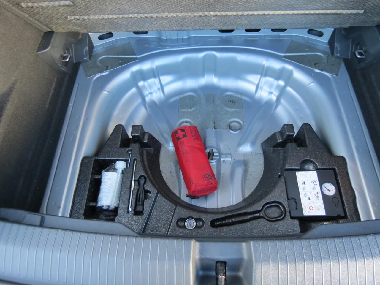 Volkswagen T-Roc 1.0 TSI Life -110pk- | LED | App Connect | Parkeer Assistent | Lane Assist | Climate Control | Rijklaarprijs incl. 1 jaar Bovag garantie