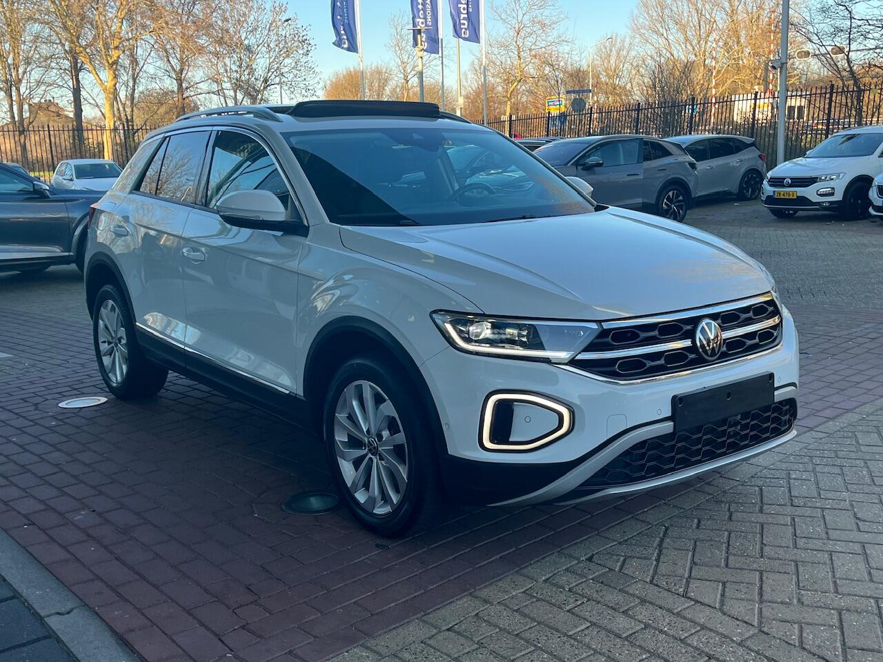 Volkswagen T-Roc 1.5 TSI 150PK DSG Style / Panorama dak / IQ Led / Virtual cockpit pro / App-connect / Stoelverwarming voorzijde / 17'' LMV
