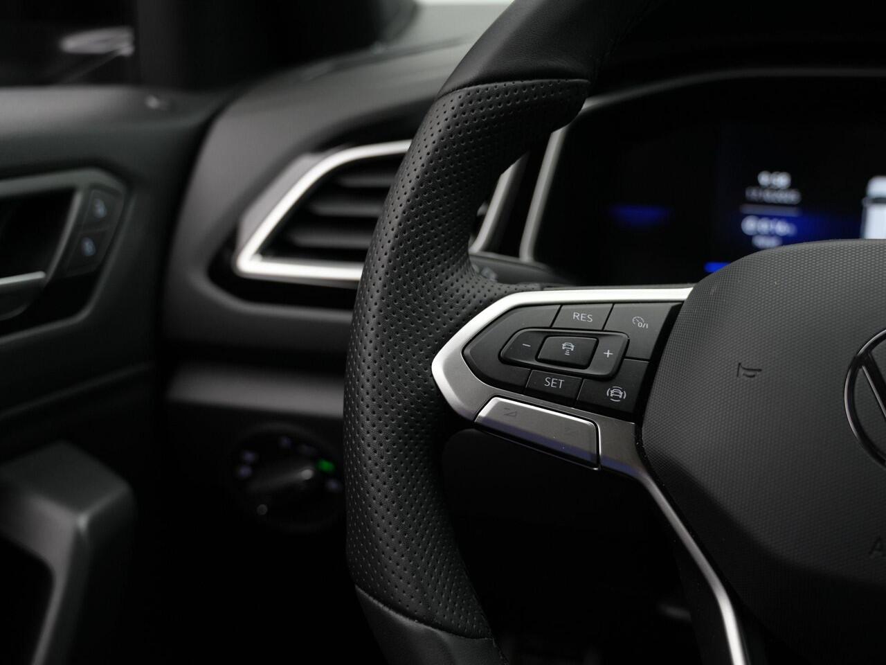 Volkswagen T-Roc 1.5 TSI 150 pk DSG R-Line | Trekhaak | Achteruitrijcamera | Navigatie | Stoelverwarming