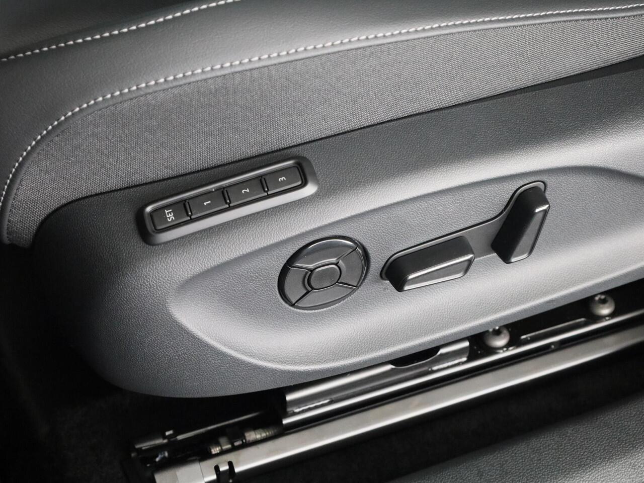 Volkswagen T-Roc R-Line First Edition 1.5 eTSI 110 kW / 150 PK SUV | Interieur Pakket leder 'Varenna' | Black Style Pakket | Panoramaschuif-kanteldak | Trekhaak | Koplampverlichting matrix-led (IQ.LIGHT) | Assistance Pakket | Elek. achterklep