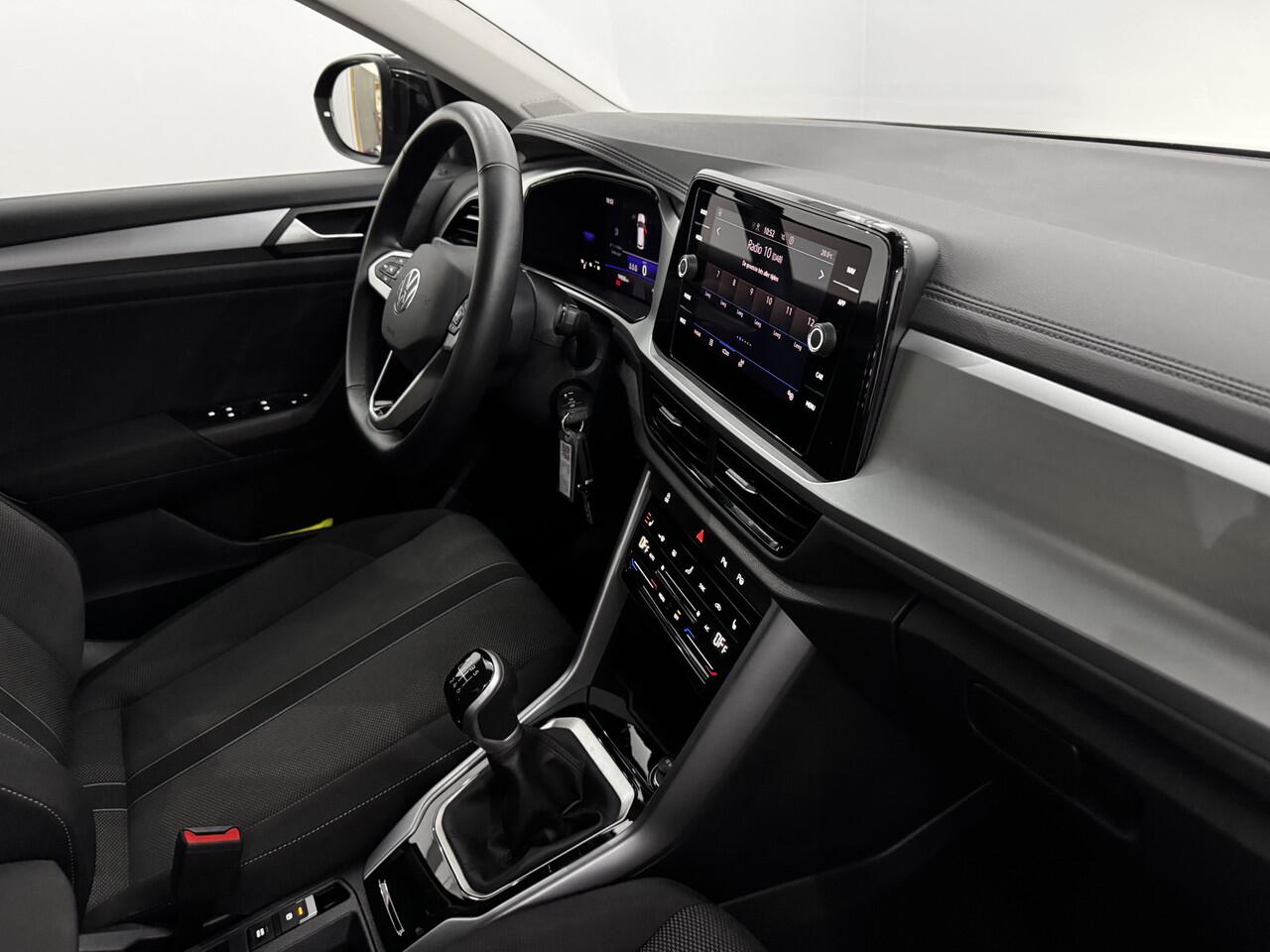 Volkswagen T-Roc 1.0 TSI Life Clima, Apple carplay, Parkeersensoren, Virtual desk, Winterpakket, Cruise control