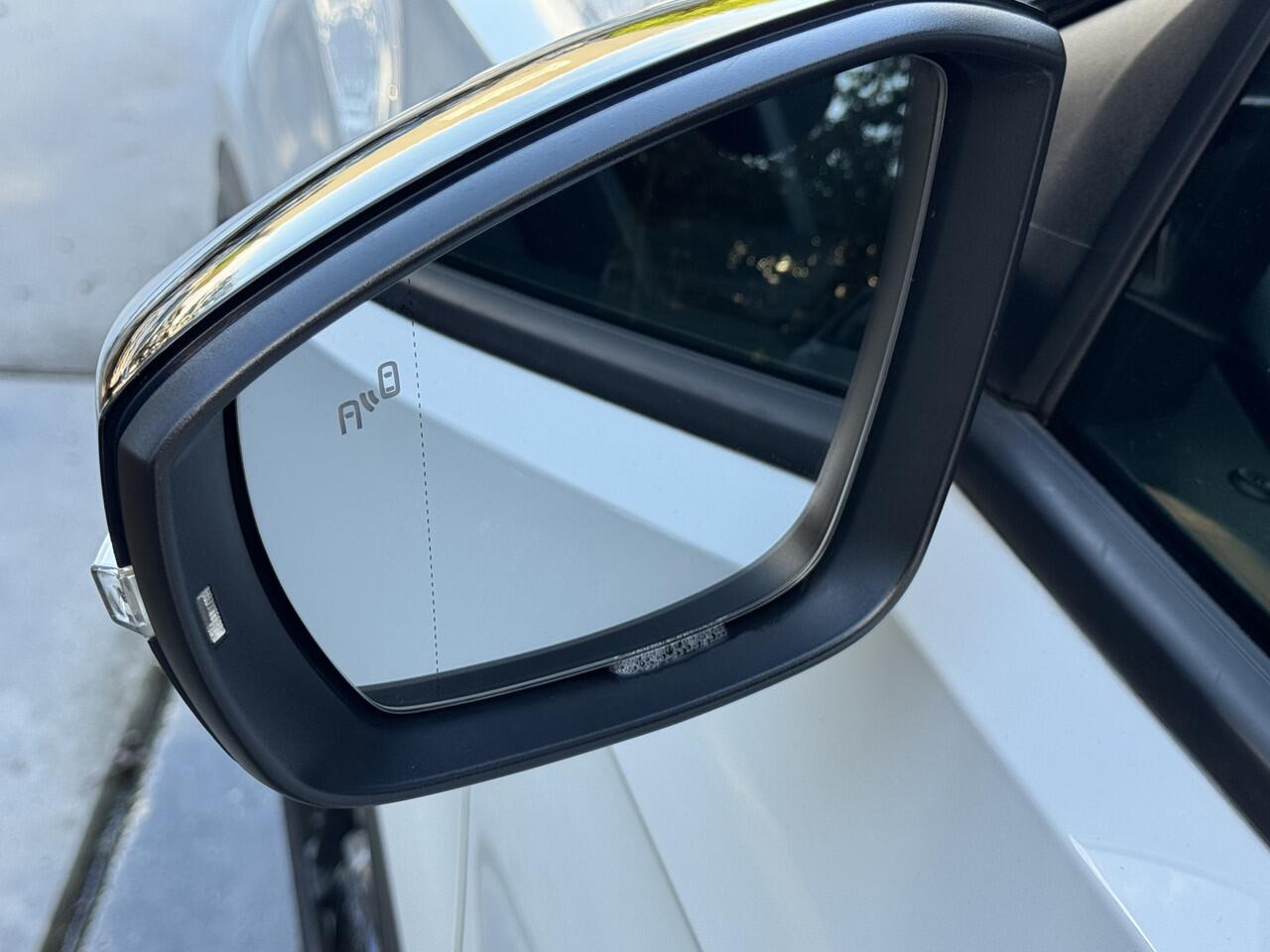 Volkswagen T-Roc 1.5 TSI 150pk DSG Sport Business Panorama Virtual Cockpit Navigatie Stoelverwarming Camera