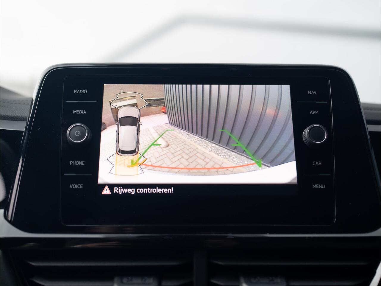 Volkswagen T-Roc 1.5 TSI R-Line Business | Panodak | Beats | Keyless | Trekhaak afnb | IQ Light | Side Assist | Prijs Rijklaar!!