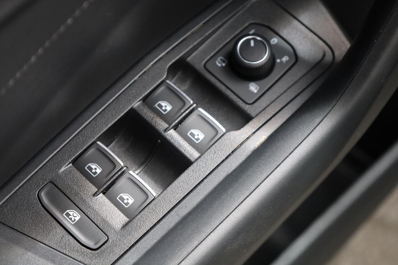 Volkswagen T-Roc 1.5 TSI R-Line afneembare trekhaak achteruitrijcamera two one zwart dak ergo stoel verlengbare zitting & kantelbaar & stoelverwarming privacy glas LED PLUS navigatie vrij geschakeld draadloos laden & carplay / android auto 4 seizoenen banden etc