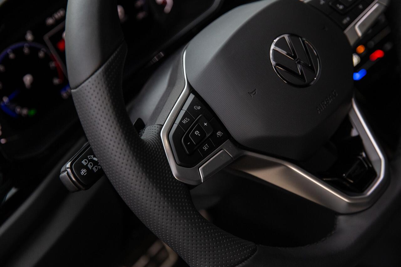 Volkswagen T-Roc 1.5 TSI R-Line Black Edition , Panoramadak, Adaptieve Cruise, IQ-Light