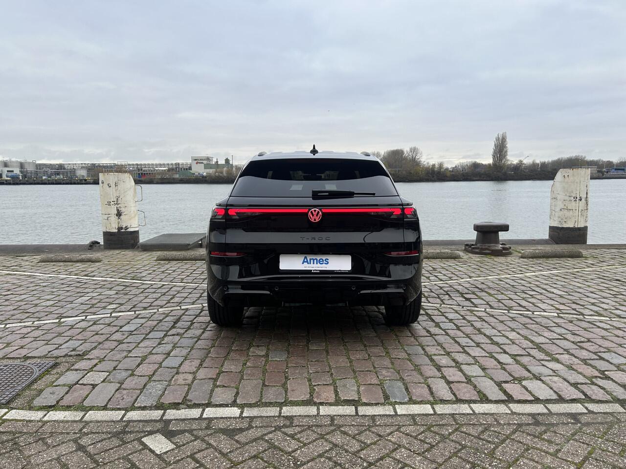Volkswagen T-Roc 1.5 eTsi R-Line First Edition | Velgen 'Calgary', 20 inch | Achterklep elektrisch bedienbaar | Black Style Pakket