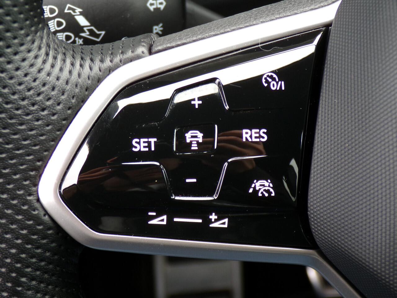 Volkswagen T-Roc 1.0 TSI R-Line, Carplay + Android Auto / Sensoren + Camera / Adaptive Cruise / Full LED. / Climate Control / 17'' LMV