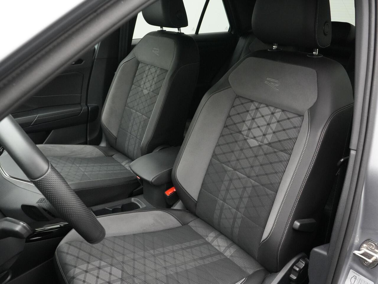 Volkswagen T-Roc 1.5 TSI 150 pk DSG R-Line | IQ Light | Black Style | Adaptive Cruise | Park Assist | Apple Carplay/Android Auto | DAB | 18 inch