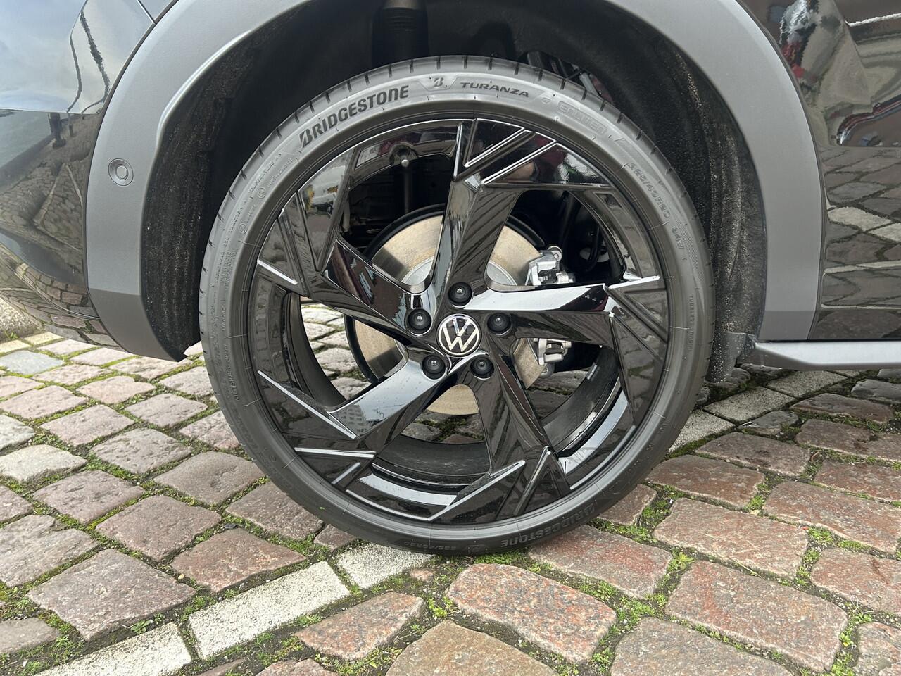 Volkswagen T-Roc 1.5 eTsi R-Line First Edition | Velgen 'Calgary', 20 inch | Achterklep elektrisch bedienbaar | Black Style Pakket