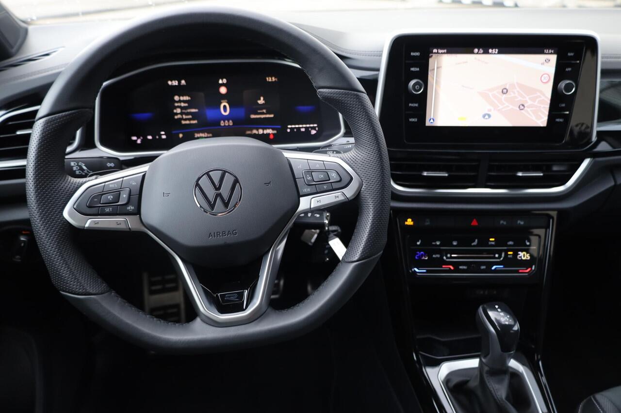 Volkswagen T-Roc 1.5 TSI R-Line afneembare trekhaak achteruitrijcamera two one zwart dak ergo stoel verlengbare zitting & kantelbaar & stoelverwarming privacy glas LED PLUS navigatie vrij geschakeld draadloos laden & carplay / android auto 4 seizoenen banden etc