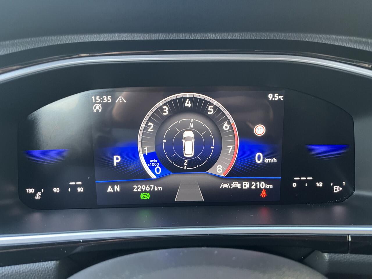 Volkswagen T-Roc 1.5 TSI R-Line / AUTOMAAT/ FABRIEKSGARANTIE T/M 2-2027/ TREKHAAK AFNEEMBAAR/ ADAPT. CRUISE/ MATRIX/ NAVI/ APP-CONNECT/ RIJ-MODI/ STOEL VERWARM./ PARK. SENSOREN + CAMERA