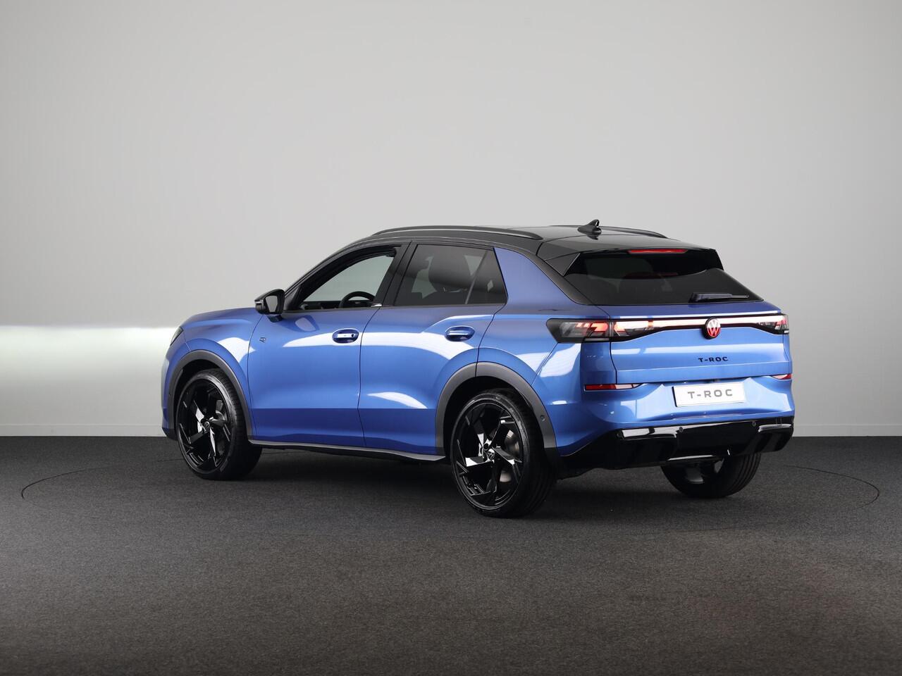 Volkswagen T-Roc R-Line First Edition 1.5 eTSI 110 kW / 150 PK SUV | Panoramaschuif-kanteldak | Assistance Pakket | Trekhaak | Black Style Pakket | Koplampverlichting matrix-led (IQ.LIGHT) | Elek. achterklep | Zwart dak