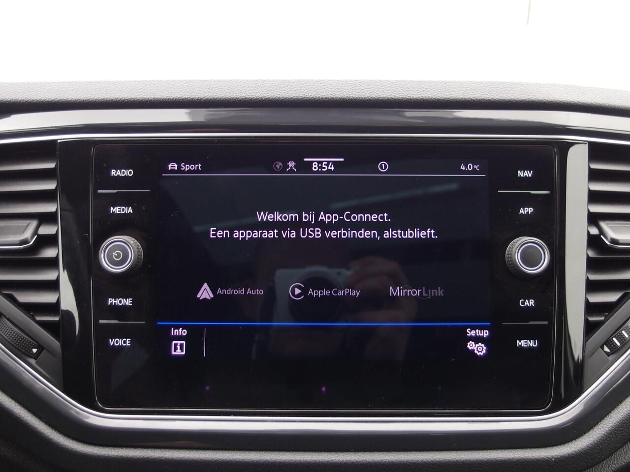 Volkswagen T-Roc 1.5 TSI Sport Business R-LINE AUTOMAAT / PANORAMADAK / SFEER / KEYLESS / STOELVERW / FULL LED / CAMERA / CARPLAY / NL-AUTO