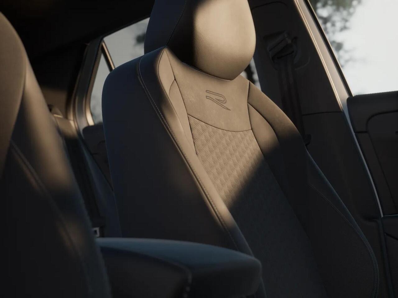 Volkswagen T-Roc R-Line First Edition 1.5 eTSI 110 kW / 150 PK SUV | Panoramaschuif-kanteldak | Assistance Pakket | Trekhaak | Black Style Pakket | Koplampverlichting matrix-led (IQ.LIGHT) | Elek. achterklep | Zwart dak