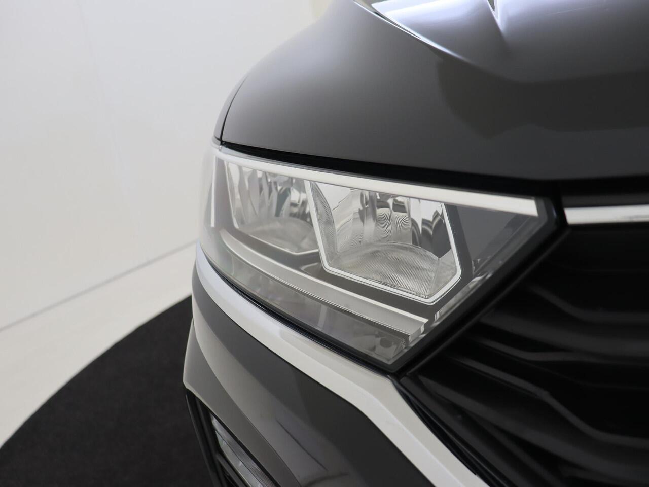 Volkswagen T-Roc 1.5 TSI Style Business | Achteruitrijcamera | Navigatie | Adaptieve cruise control | Draadloze telefoonlader | Airco | CarPlay | Parkeersensoren |