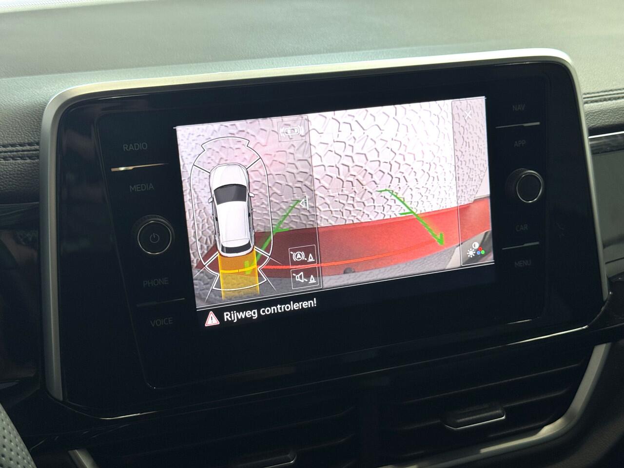 Volkswagen T-Roc ? NIEUWE AUTO ? 1.5 TSI DSG 2025 R-LINE 150PK AFN.TREKHAAK IQ LIGHT ALCANTARA ELEK.KLEP CARPLAY STOEL/STUUR VERW. 19"LMV VIR.COCKPIT 2025 RLINE R LINE "Volkswagen rijden begint bij Topautos.nl - 75 topmodellen direct op voorraad!"