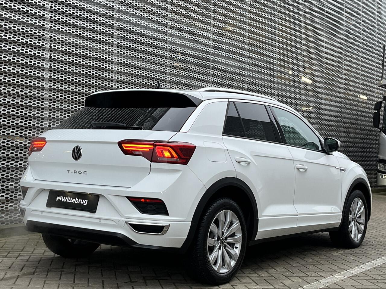 Volkswagen T-Roc 1.5 TSI 150PK DSG R-Line / Panorama dak / Digital Cockpit Pro / Elektrisch Achterklep / Afneembare Trekhaak / Achteruitrijcamera / 17''LMV **