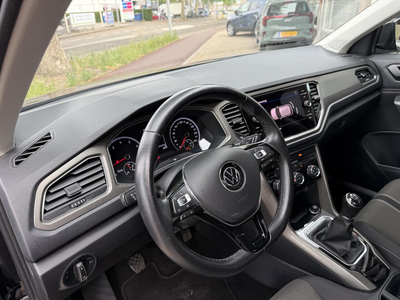 Volkswagen T-Roc 1.0 TSI Style Business | navigatie | cruise control | parkeer sensoren | trekhaak meerprijs 899.00 euro