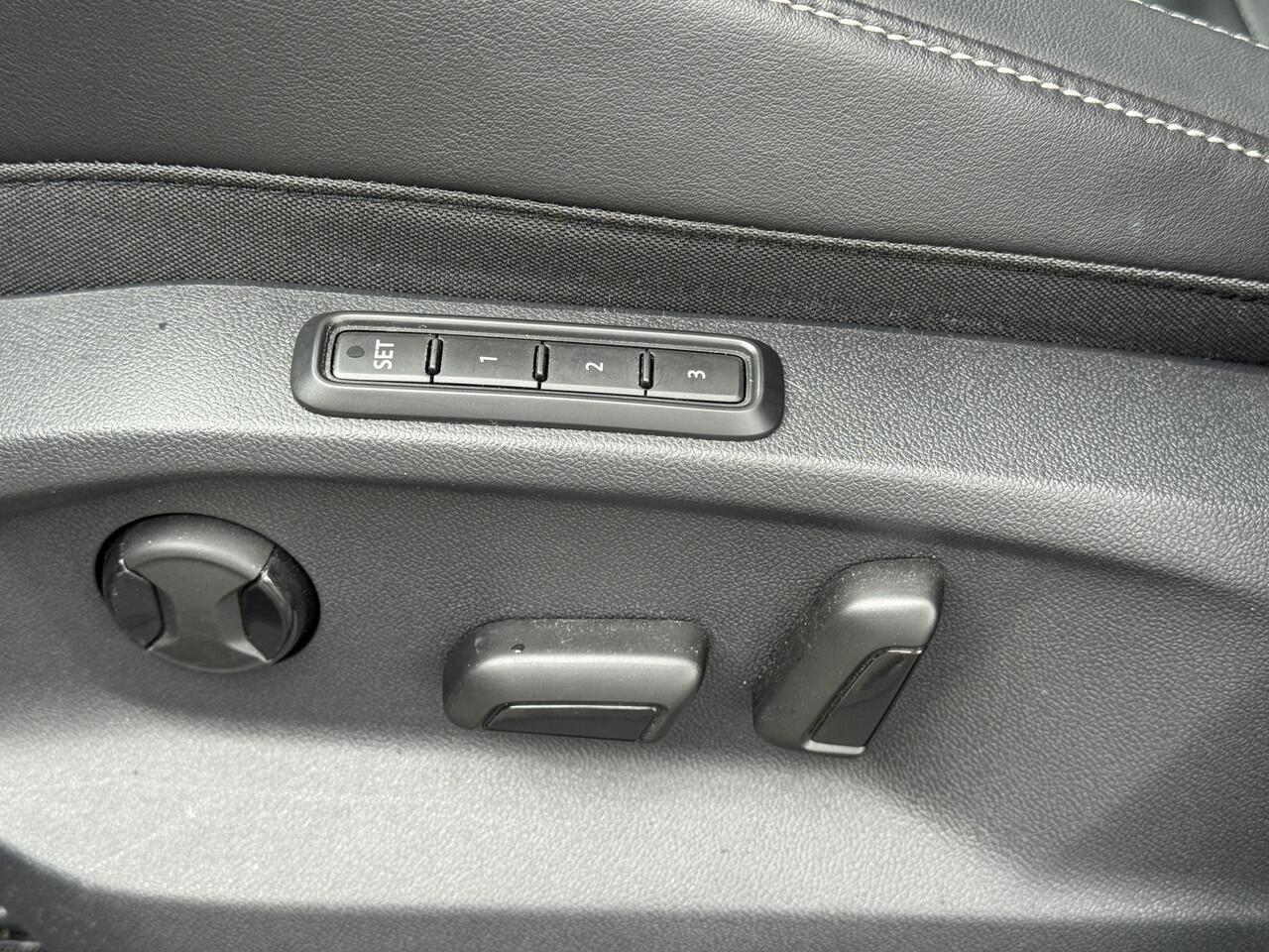 Volkswagen T-Roc 1.5 TSI R-Line | IQ | Leer | Memory | Trekhaak | Pano