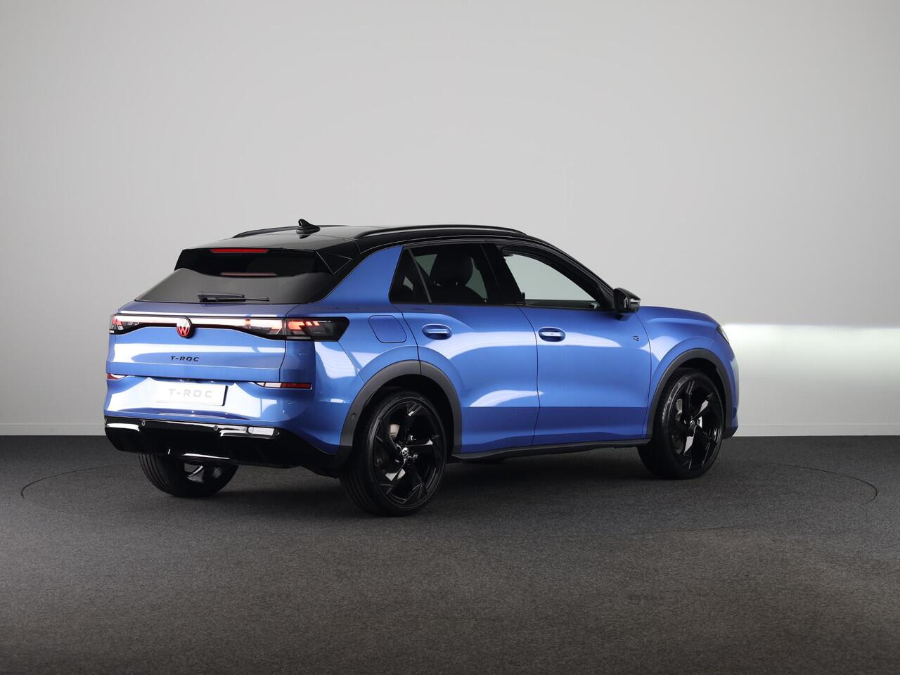 Volkswagen T-Roc R-Line First Edition 1.5 eTSI 110 kW / 150 PK SUV | Panoramaschuif-kanteldak | Assistance Pakket | Trekhaak | Black Style Pakket | Koplampverlichting matrix-led (IQ.LIGHT) | Elek. achterklep | Zwart dak