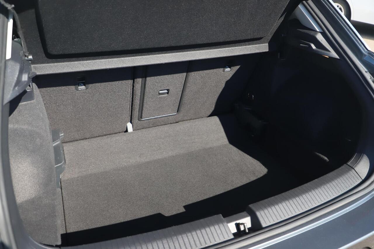 Volkswagen T-Roc 1.0 TSI Sport Virtual 17 inch Keyless Navigatie Achteruitrijcamera Carplay Android Adaptive Cruise Lane Assist Full LED Getint Glas