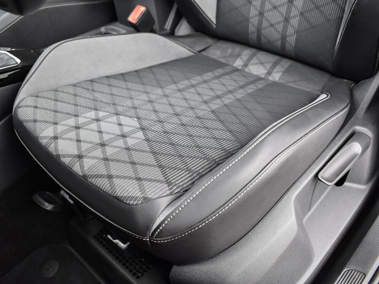 Volkswagen T-Roc 1.5 TSI 150pk DSG R-Line Business · Apple/Android Car Play · Camera · Panoramadak · Beats Audio · Matrix LED · 19'' Inch · Garantie t/m 30-03-2027 of 100.000km