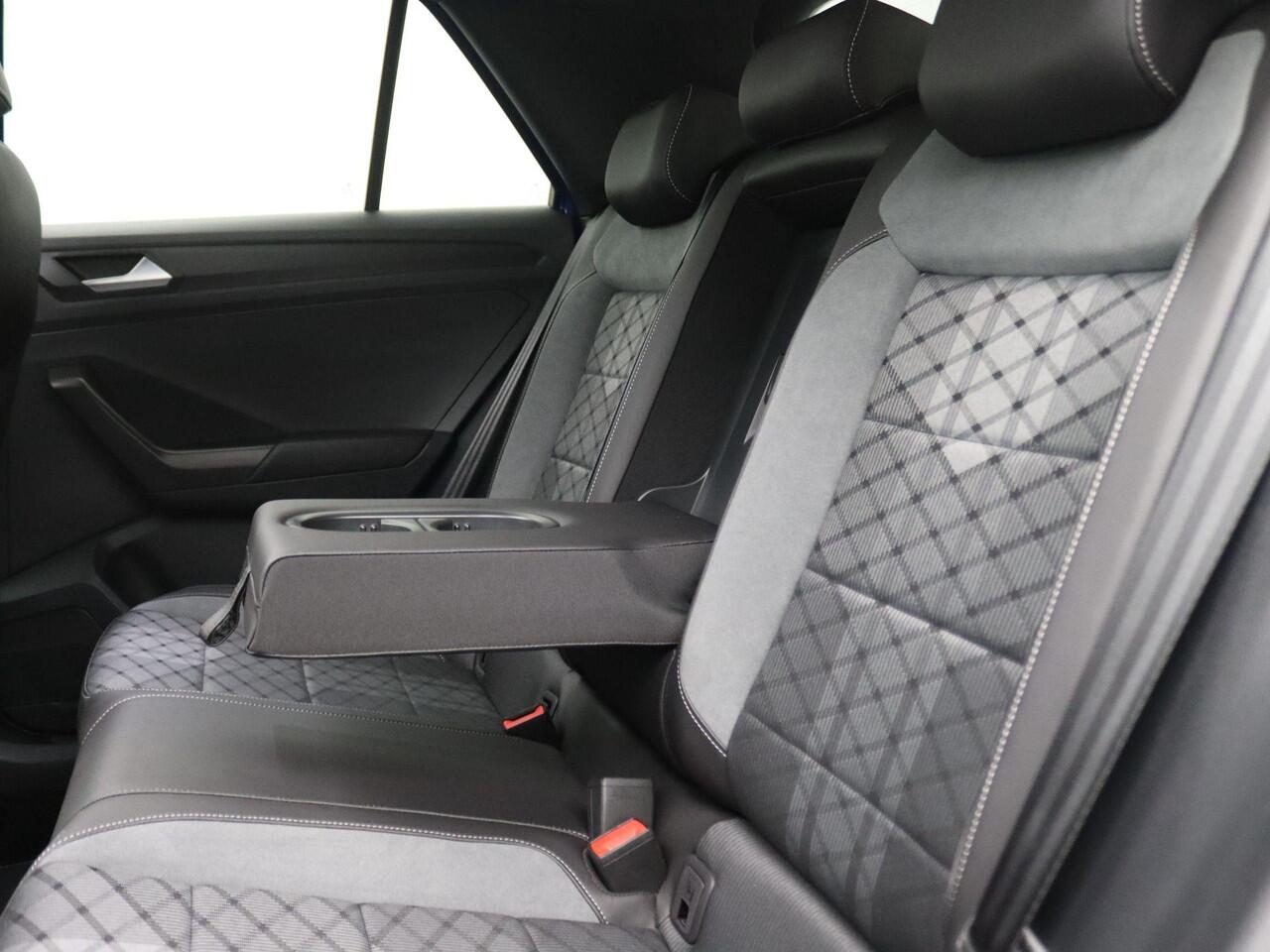 Volkswagen T-Roc 1.5 TSI R-Line Edition 150PK DSG Pano-Schuifdak, Black Style, Trekhaak, Matrix LED, Keyless, 16" lm winterset, Elektr. Achterklep, 18" LM Velgen, Side Assist