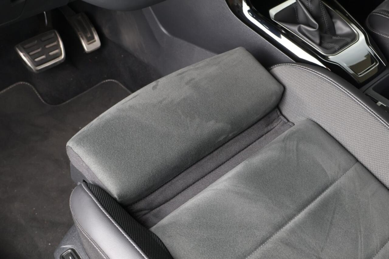 Volkswagen T-Roc 1.5 TSI R-Line - Trekhaak - AllSeason banden - Stoelverwarming