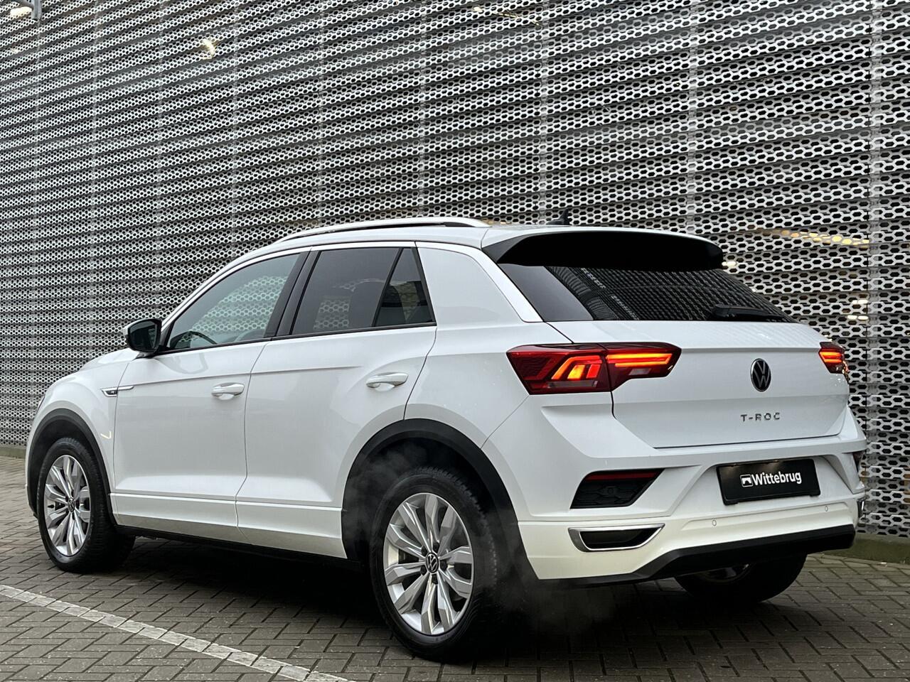 Volkswagen T-Roc 1.5 TSI 150PK DSG R-Line / Panorama dak / Digital Cockpit Pro / Elektrisch Achterklep / Afneembare Trekhaak / Achteruitrijcamera / 17''LMV **