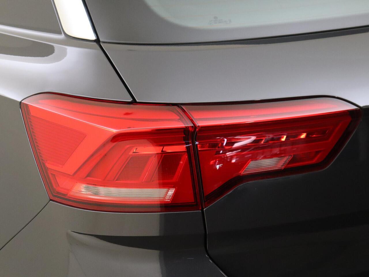 Volkswagen T-Roc 1.5 TSI Style Business | Achteruitrijcamera | Navigatie | Adaptieve cruise control | Draadloze telefoonlader | Airco | CarPlay | Parkeersensoren |