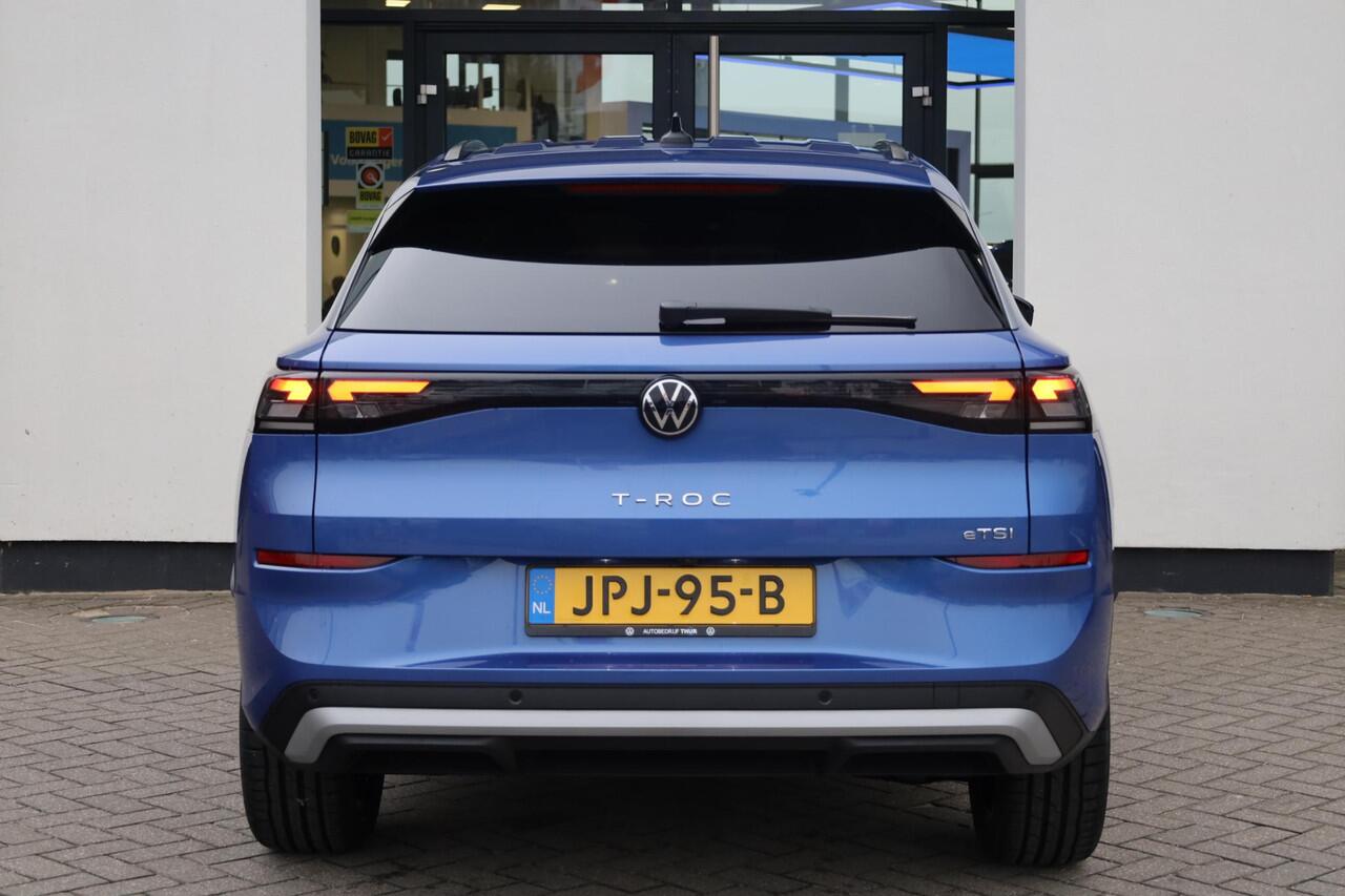 Volkswagen T-Roc 1.5 eTsi Life First Edition 115PK / 85kW DSG, DE NIEUWE T-ROC, Black pack Achteruitrijcamera, dodehoekdetectie (Side Assist), volledig digitaal instrumentenpaneel (Digital Cockpit), Apple Carplay & Android Auto, verwarmbare voorstoelen + stuurwiel, LED ko