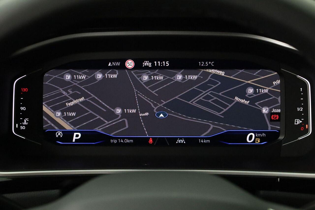 Volkswagen T-Roc R-Line Edition 1.5 TSI 110 kW / 150 pk DSG | IQ Light | Camera | Park Assist | Keyless | 17 inch
