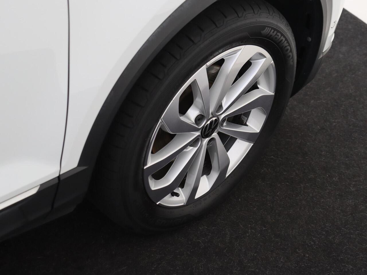 Volkswagen T-Roc 1.5 TSI Style | Digital cockpit Pro | Dodehoek detectie | Stoel- en stuurwielverwarming | Achteruitrijcamera | Parkeerassistent | CarPlay | Adaptieve cruise control |