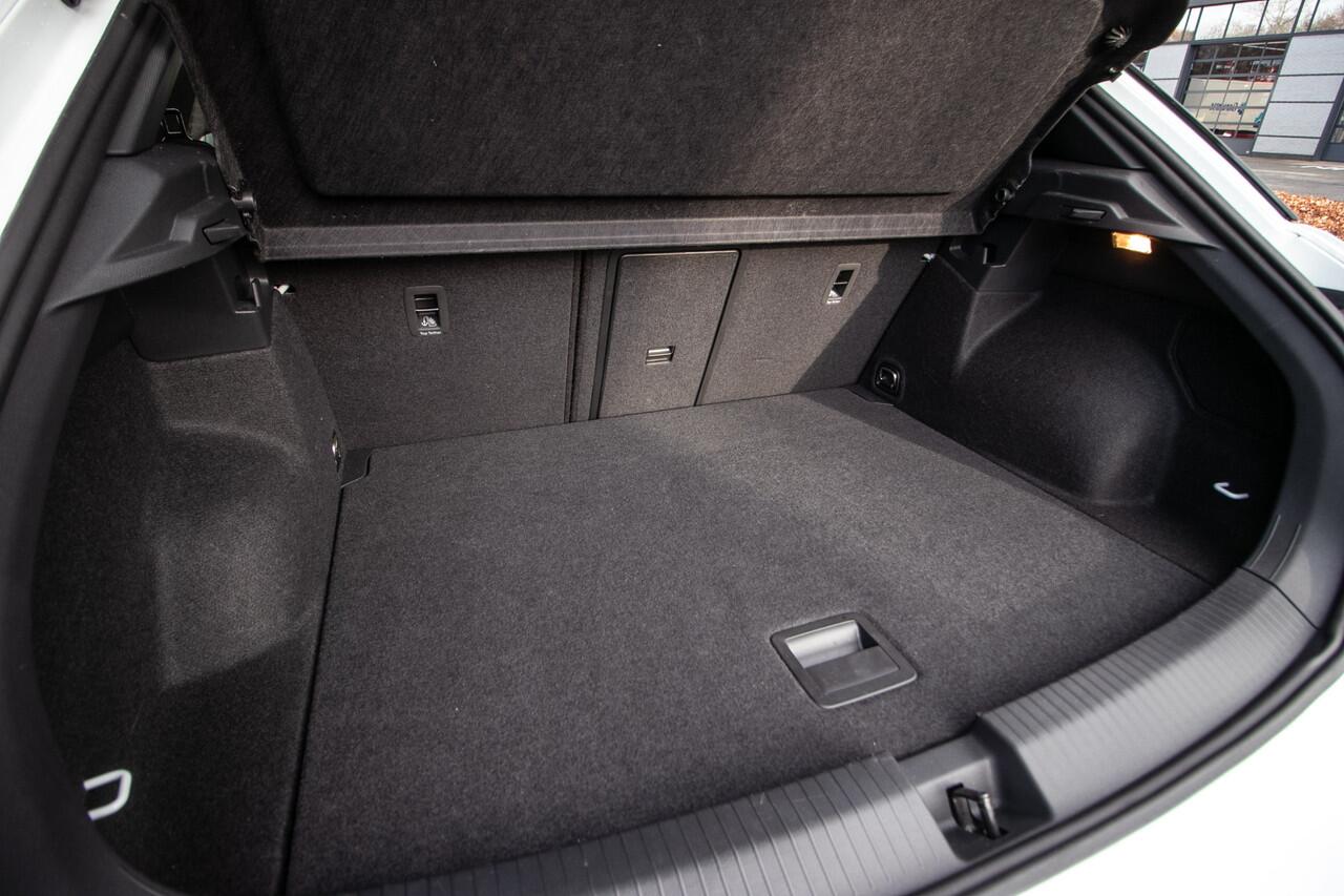 Volkswagen T-Roc 1.5 TSI R-Line Edition | Adapt cruise | Panorama dak | 19" Lmv