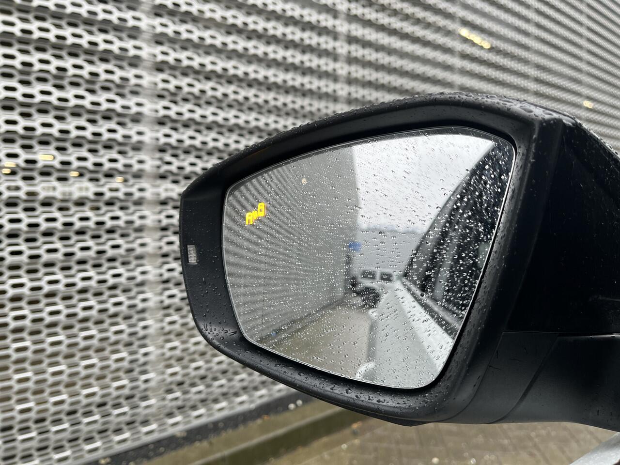 Volkswagen T-Roc 1.5 TSI 150PK Sport Business / Digitaal dashboard / Pano / Navigatie / Camera / Parkeersensoren V+A / Lichtmetaal 18 inch / **