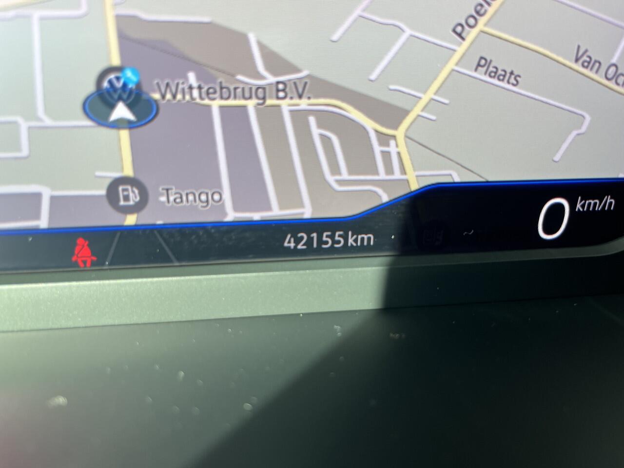 Volkswagen T-Roc 1.5 TSI Sport / AUTOMAAT/ PANO/ PARK. SENSOREN + CAMERA/ RIJ-MODI/ LED/ ADAPT. CRUISE/ 18" LMV/ DIGITAL DASH/ CLIMA/ NAVI/ DAB