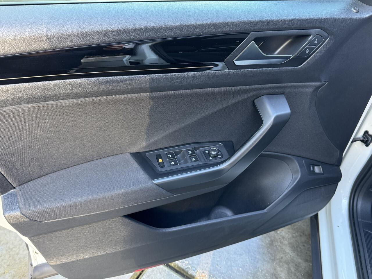 Volkswagen T-Roc 1.5 TSI 150pk DSG Sport Business Panorama Virtual Cockpit Navigatie Stoelverwarming Camera