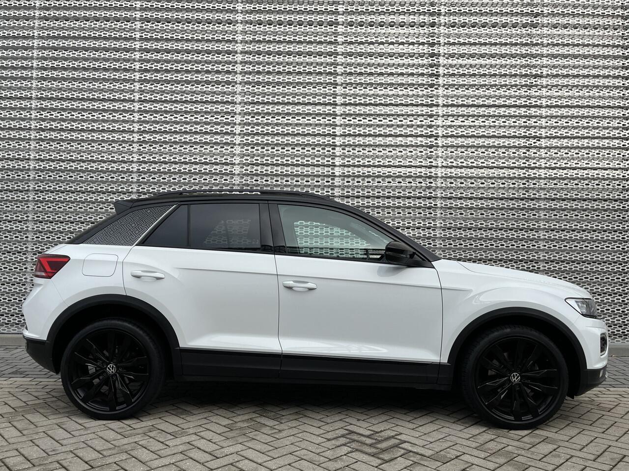 Volkswagen T-Roc 1.5 TSI 150PK Sport / Digitale Cockpit Pro / Panoramadak / Zwenkbare Trekhaak / Black Style / Elektrische Achterklep / Stoelverwarming / Dodehoek Sensor