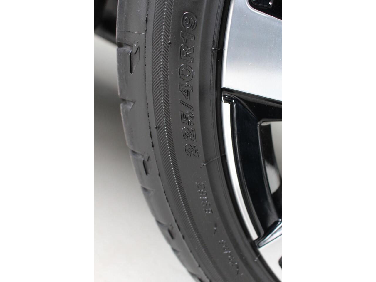 Volkswagen T-Roc Cabrio 1.5 TSI 150pk DSG R-Line Blackstyle Navigatie | Matrix Led | 19" Misano | Beats Audio