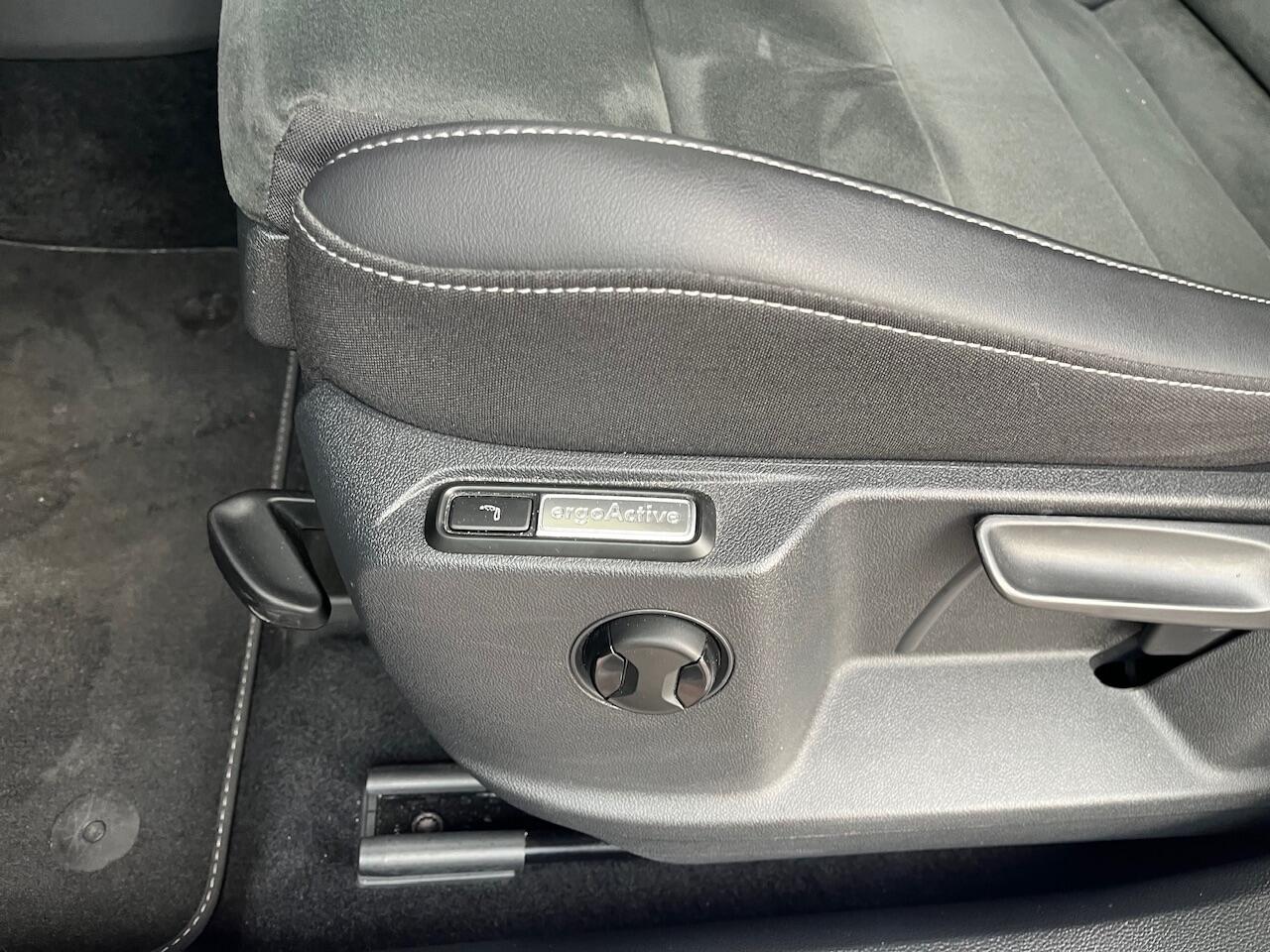 Volkswagen T-Roc 1.5 TSI 150pk DSG R-Line / Black Style / Zwart Dak / Panoramadak / Digital Cockpit Pro / Ergoactive Stoel / IQ LED / Trekhaak Afneembaar / 19" LMV / Beats / Camera / Keyless / Alarm / Stoelverwarming