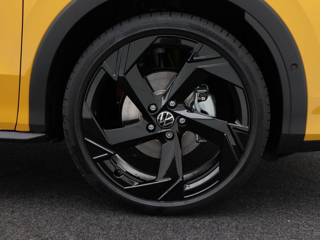 Volkswagen T-Roc R-Line First Edition 1.5 eTSI 150 PK | Trekhaak | Elektrische Achterklep | 360 Camera | Head-Up Display | Stoel- & Stuurverwarming |