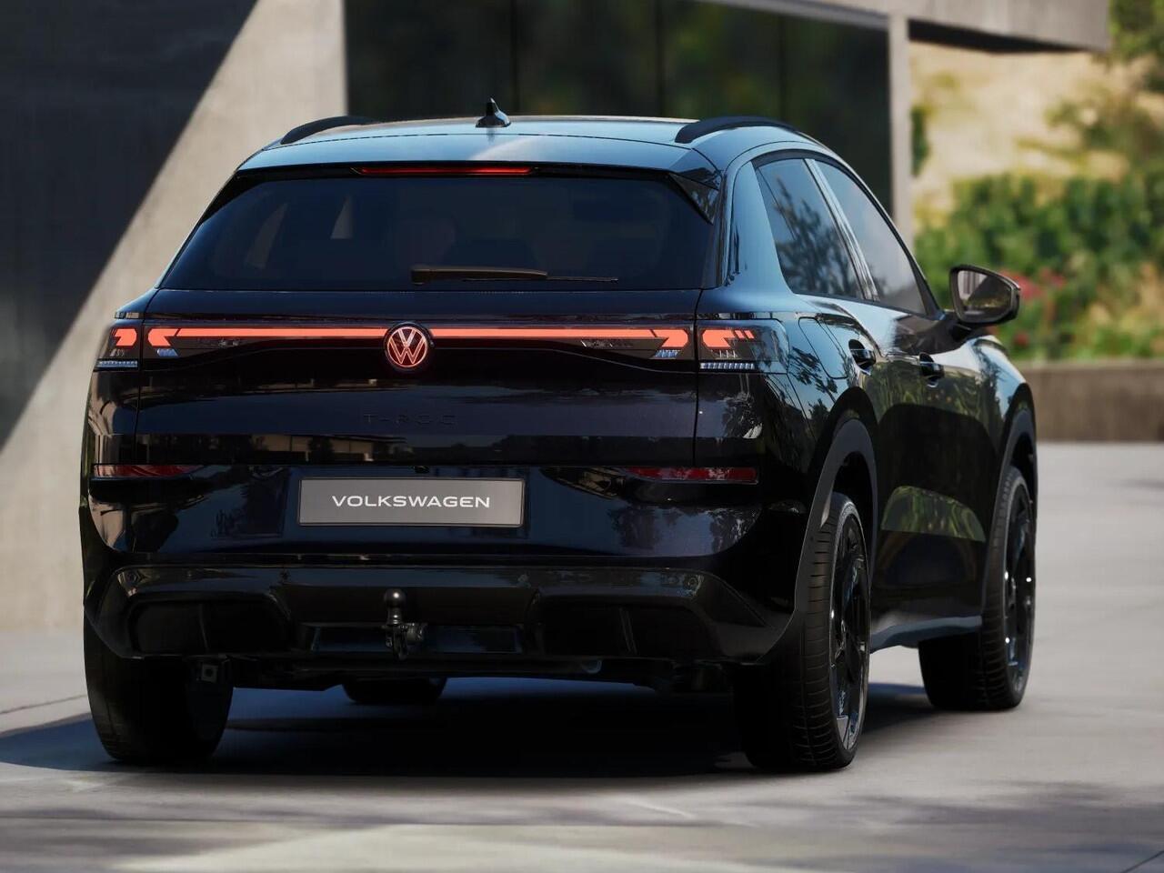 Volkswagen T-Roc R-Line First Edition 1.5 eTSI 110 kW / 150 PK SUV | Interieur Pakket leder 'Varenna' | Black Style Pakket | Panoramaschuif-kanteldak | Trekhaak | Koplampverlichting matrix-led (IQ.LIGHT) | Assistance Pakket | Elek. achterklep