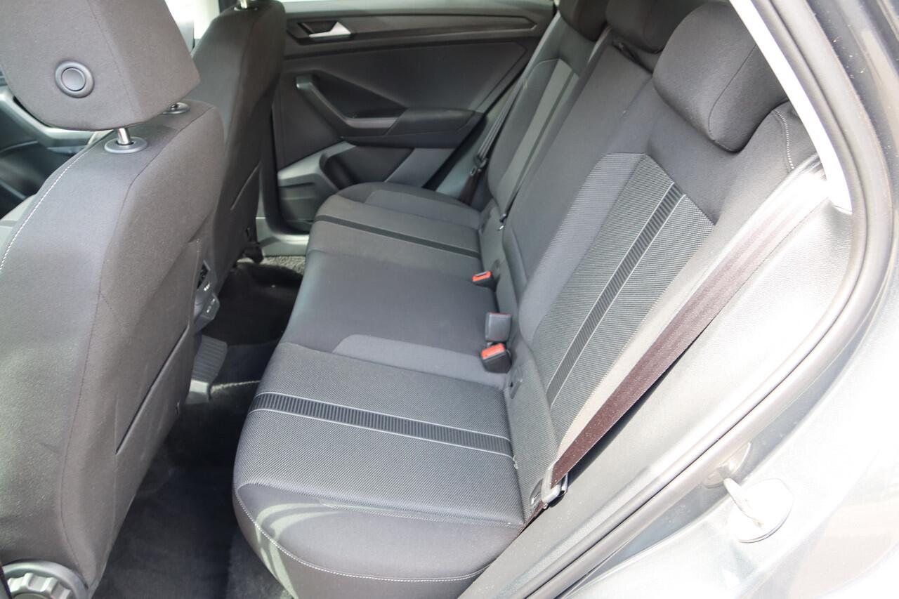 Volkswagen T-Roc 1.5 TSI 150PK AUTOMAAT Life Edition 10dkm! Navi I All-Season I