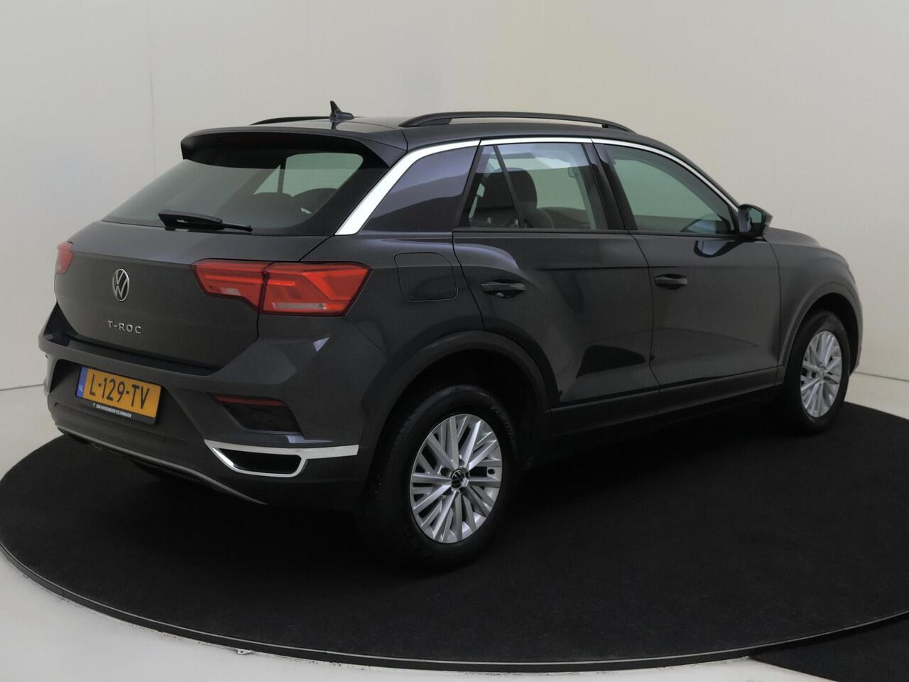 Volkswagen T-Roc 1.5 TSI Style Business | Achteruitrijcamera | Navigatie | Adaptieve cruise control | Draadloze telefoonlader | Airco | CarPlay | Parkeersensoren |